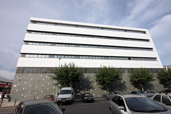 Façade ventilée Alucobond, fenêtres en aluminium et autres