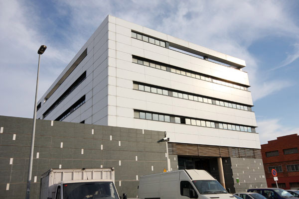 Façade ventilée Alucobond, fenêtres en aluminium et autres