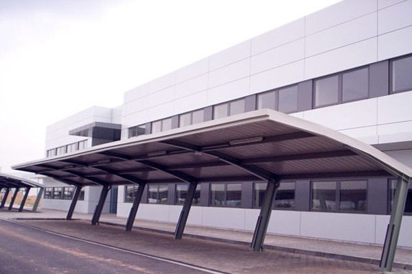 Façade ventilée  Alucobond, fenêtres et chapiteau spéciaux