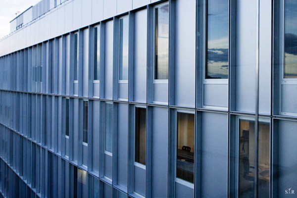 Mur-rideau, façade ventilée de Larson et vitrages spéciaux