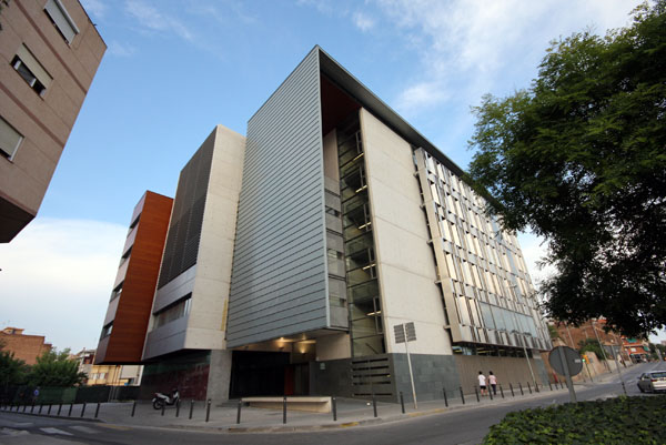 Mur-Rideau, lucarne, fenêtres en aluminium, lames, façade ventilée