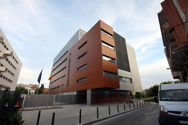 Mur-Rideau, lucarne, fenêtres en aluminium, lames, façade ventilée