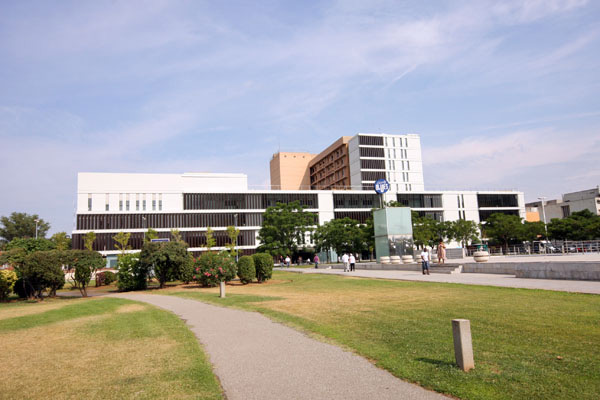 Mur-rideau, lucarnes, fenêtres en aluminium et façade ventilée de Max