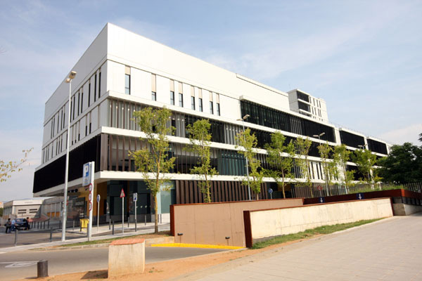 Mur-rideau, lucarnes, fenêtres en aluminium et façade ventilée de Max