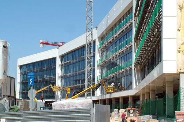 Mur-rideau modulaire, façade ventilée  Alucobond et fenêtres en aluminium