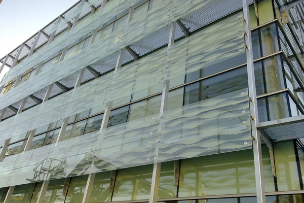 Mur-rideau modulaire, façade ventilée Alucobond et fenêtres en aluminium